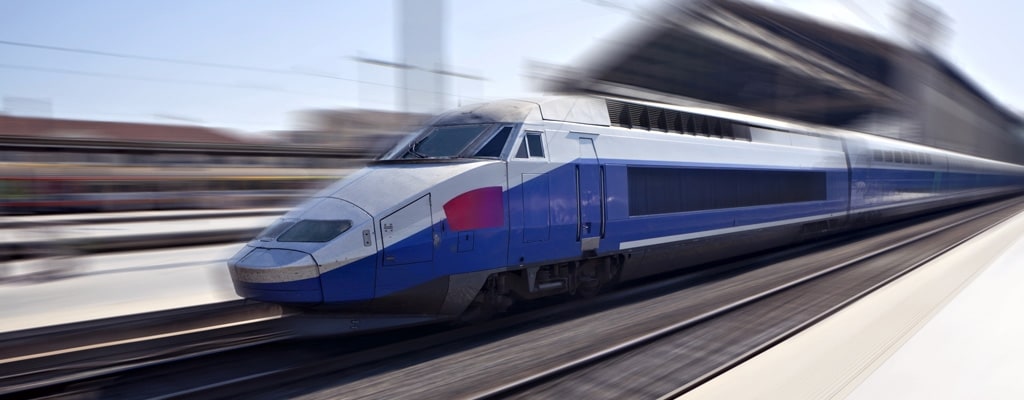 tren francés saliendo de la estación